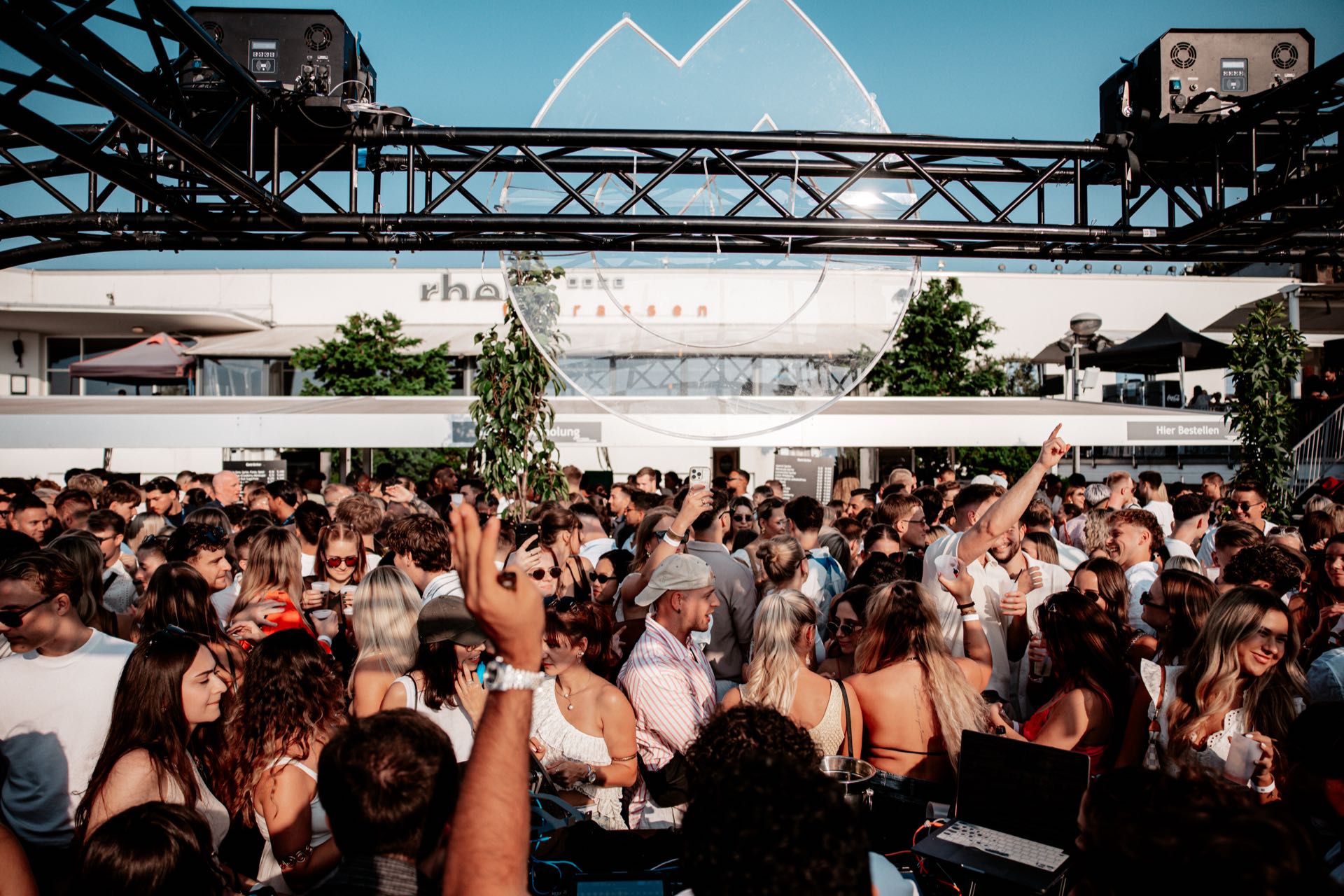 Sonnige Tanzfläche beim Golden Flame Open Air an den Rheinterrassen Köln, blauer Himmel und volle Crowd