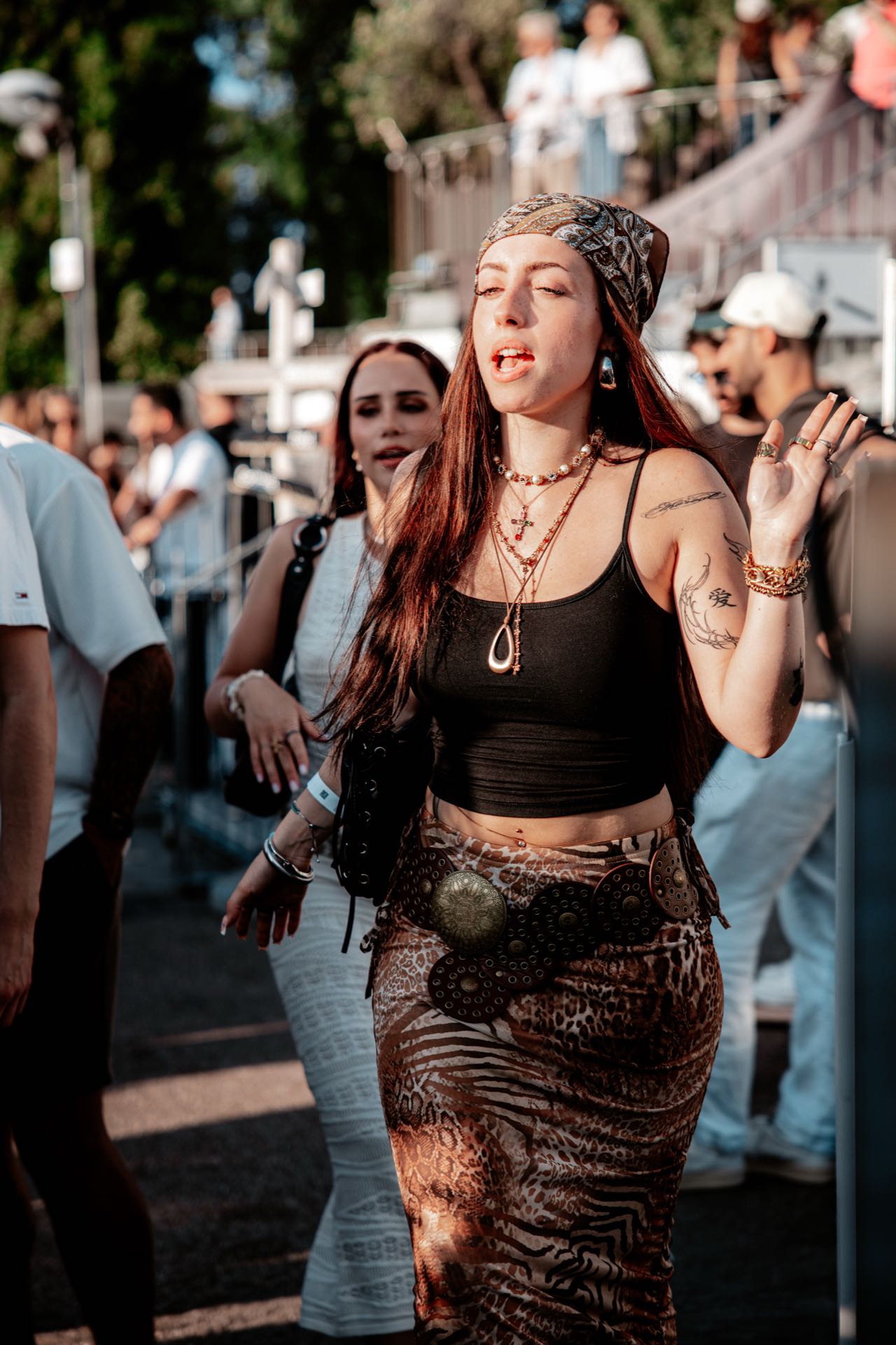 Frau mit Kopftuch und Goldschmuck im tiefen Seitenlicht der Abendsonne beim Open-Air in Köln