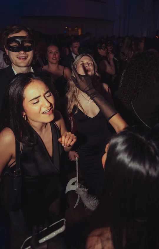 Golden Mask, the Golden Flame masked ball at the Flora in Cologne: masked guests on the dance floor