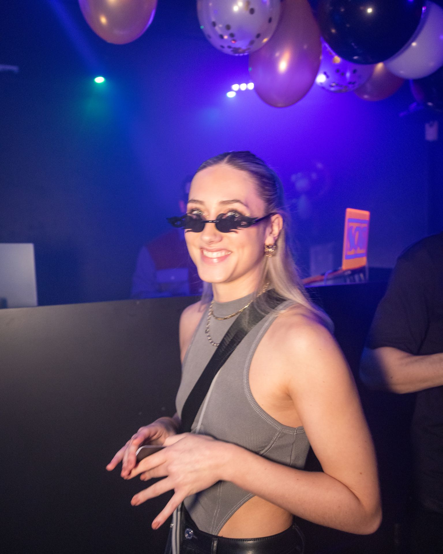Frau im blauen Bühnenlicht bei einer Golden Flame Club-Nacht in Köln, fotografiert ohne Blitz nur mit vorhandenem Licht