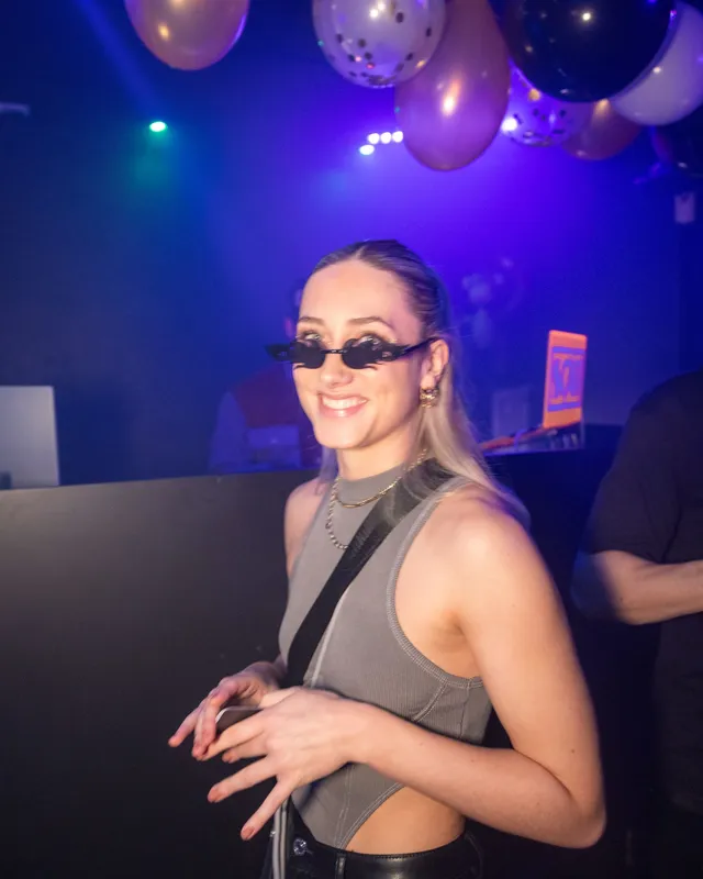 Frau im blauen Bühnenlicht bei einer Golden Flame Club-Nacht in Köln, fotografiert ohne Blitz nur mit vorhandenem Licht