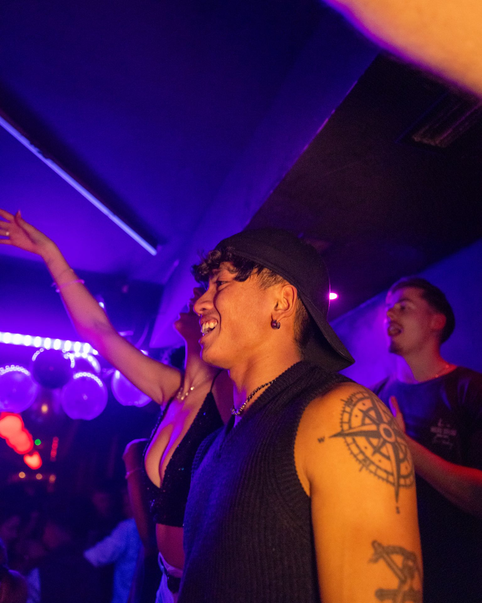 Tanzfläche im violetten Licht bei einer Golden Flame Club-Nacht in Köln, Gäste tanzen dicht an dicht mit erhobenen Armen