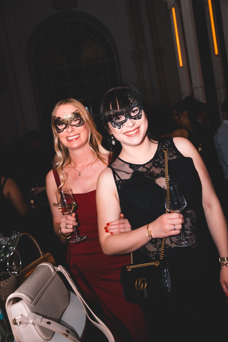 Zwei Frauen mit eleganten Spitzenmasken beim Maskenball Golden Mask in der Flora Köln