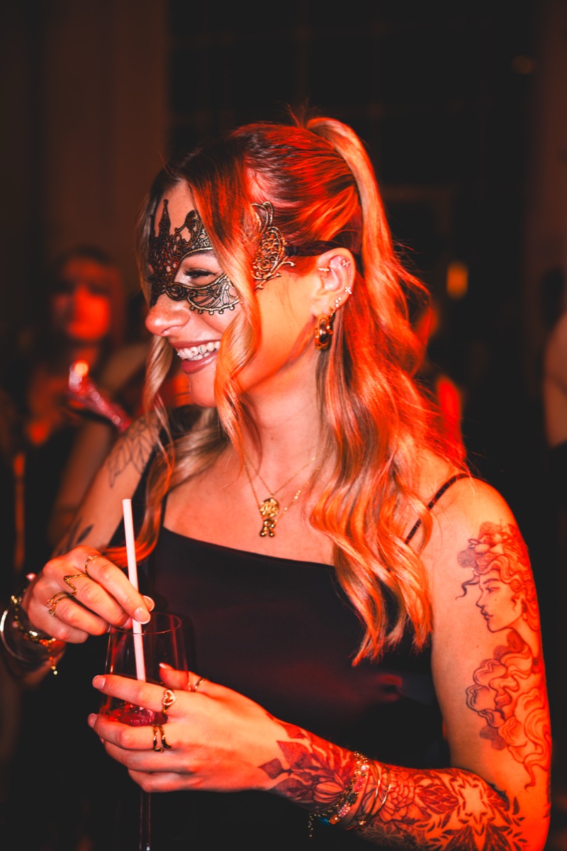 Hoher Pferdeschwanz mit weichen Wellen unter einer filigranen Spitzenmaske beim Golden Mask Maskenball in Köln