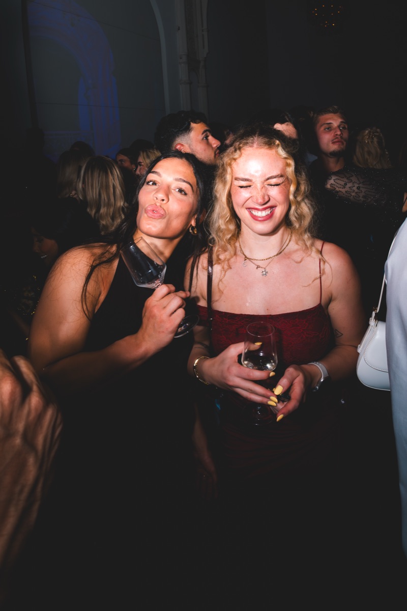 Zwei Freundinnen lachen zusammen bei einer Golden Flame Nacht in der Flora Köln