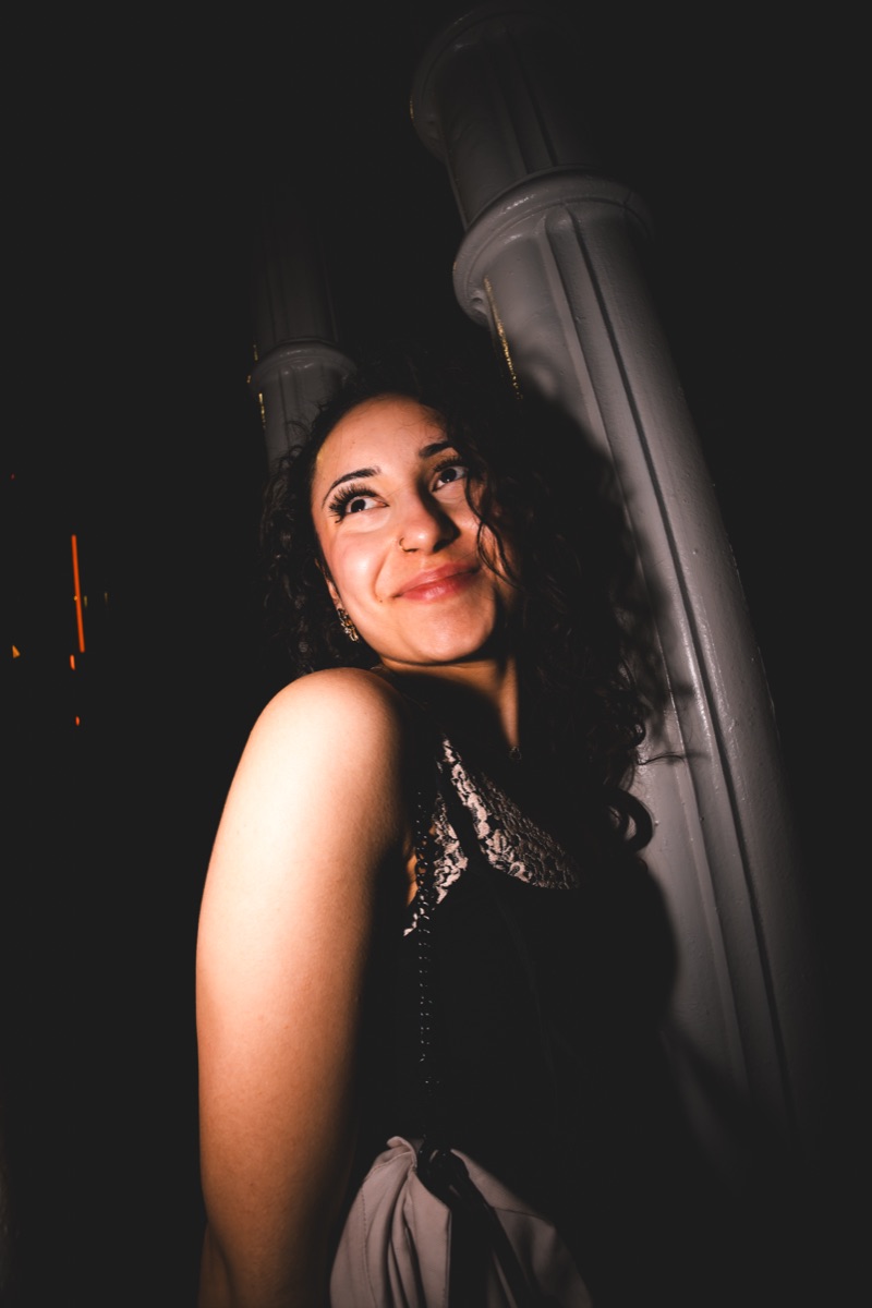 Portrait mit betonten Wimpern und natürlichem Glow spät in der Nacht beim Golden Mask Köln
