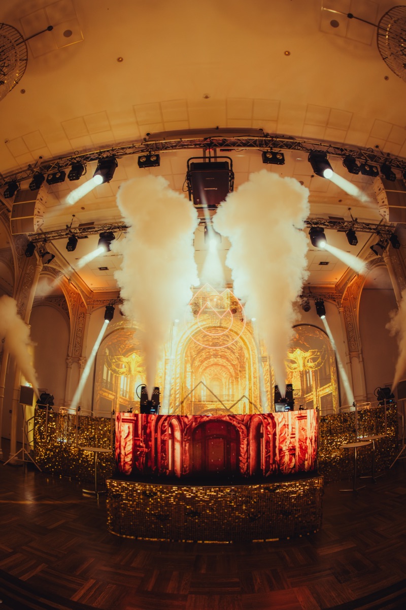 Goldene DJ-Inszenierung mit Rauchfontänen beim Golden Mask Maskenball in der Flora Köln