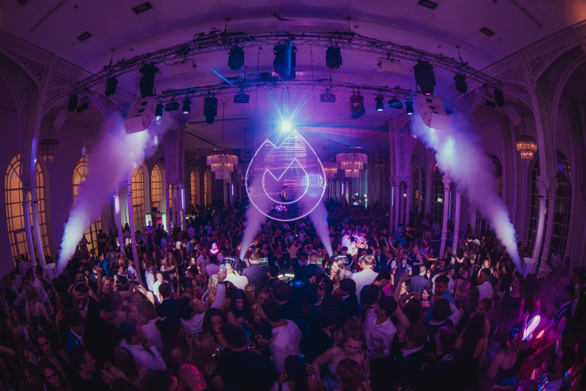 Festsaal der Flora Köln in violettem Licht mit Nebelfontänen und voller Tanzfläche bei einer Golden Flame Nacht