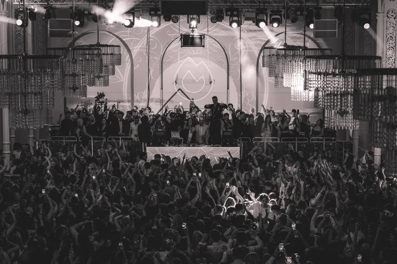 Crowd mit erhobenen Händen vor dem DJ-Pult bei Golden Mask in der Flora Köln