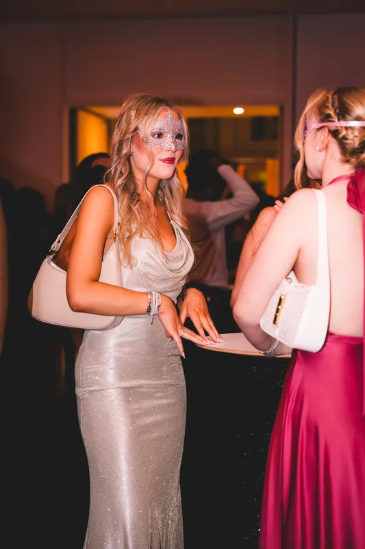 Bodenlanges silbernes Glitzerkleid und pinkes Satinkleid, zwei festliche Looks beim Golden Mask in der Flora Köln