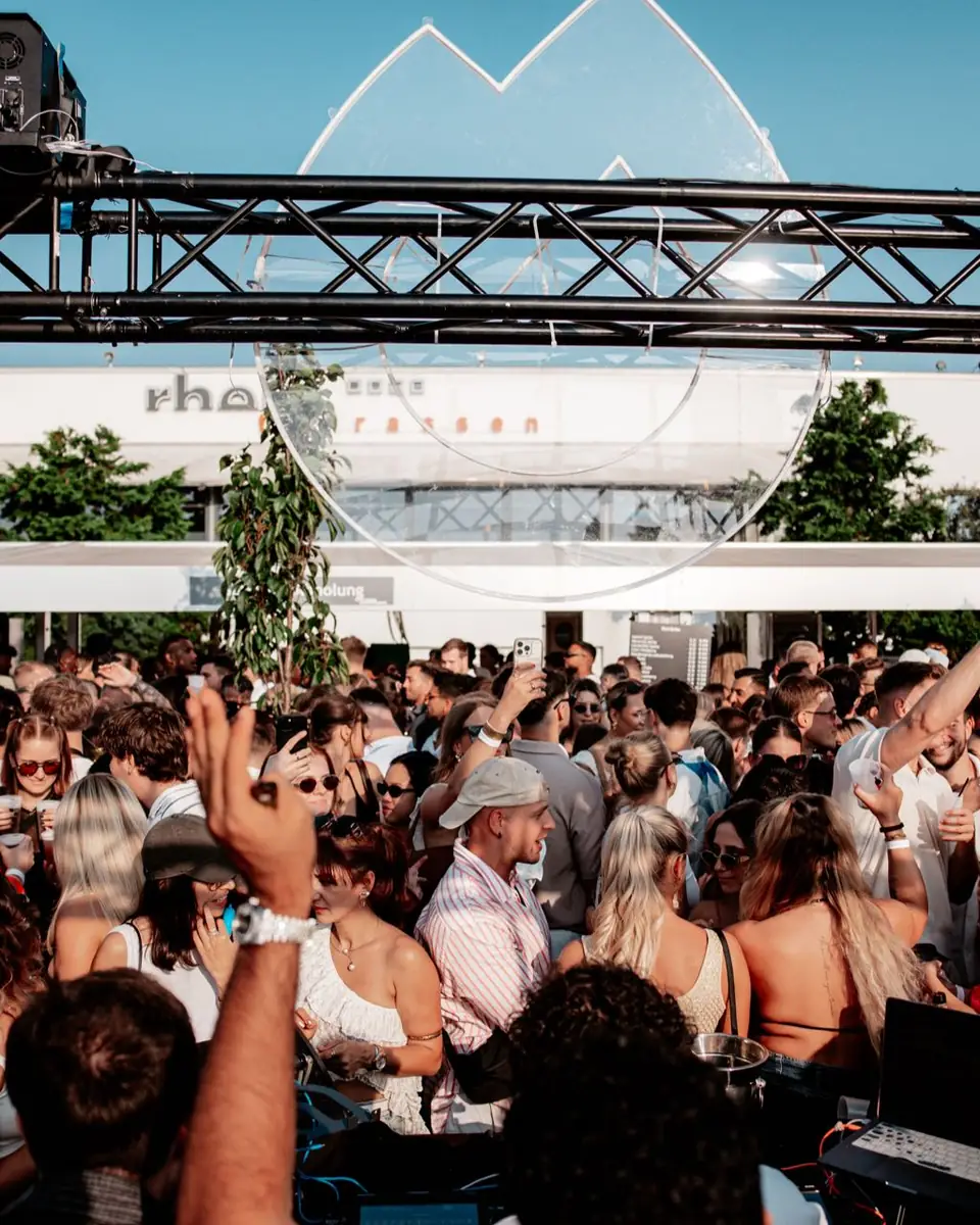 Sonnige Tanzfläche beim Golden Flame Open Air an den Rheinterrassen Köln, blauer Himmel und volle Crowd