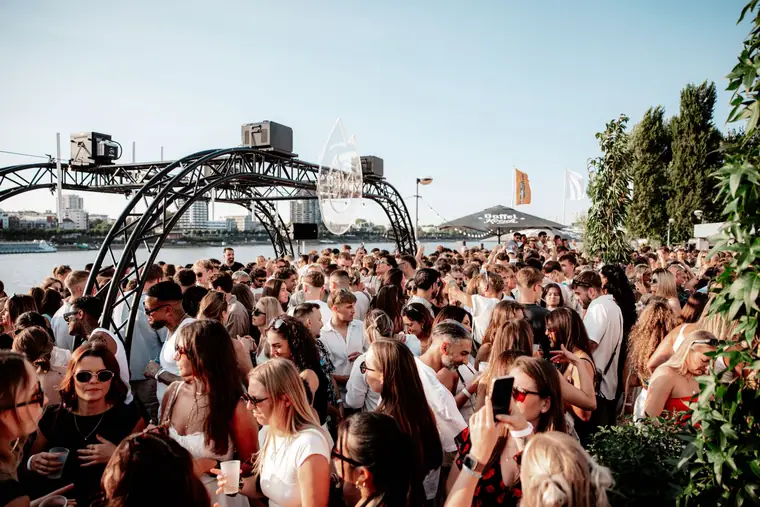 Crowd unter dem Flammen-Bogen an den Rheinterrassen Köln an einem Sommertag