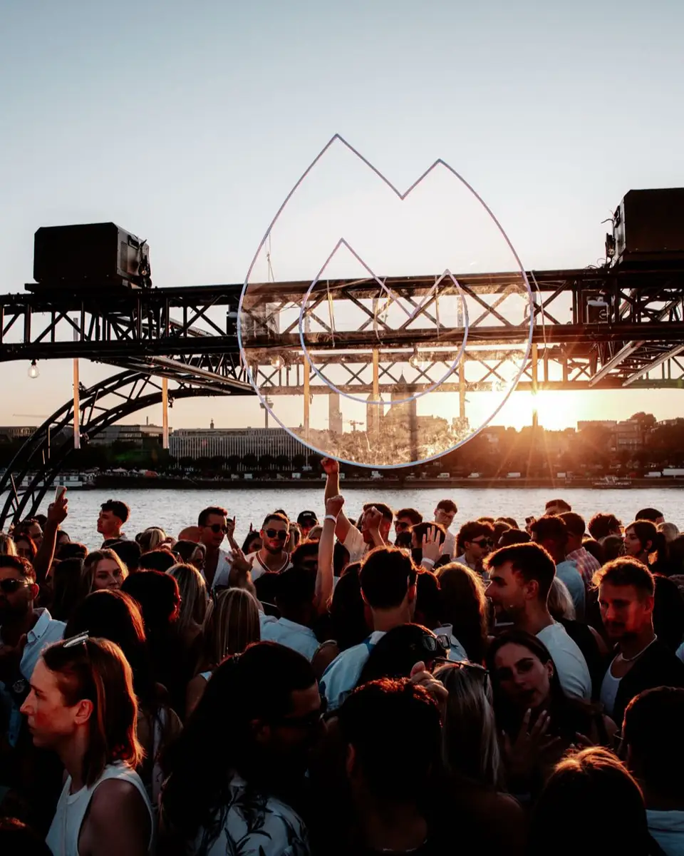 Sonnenuntergang über dem Rhein beim Golden Flame Open Air an den Rheinterrassen Köln