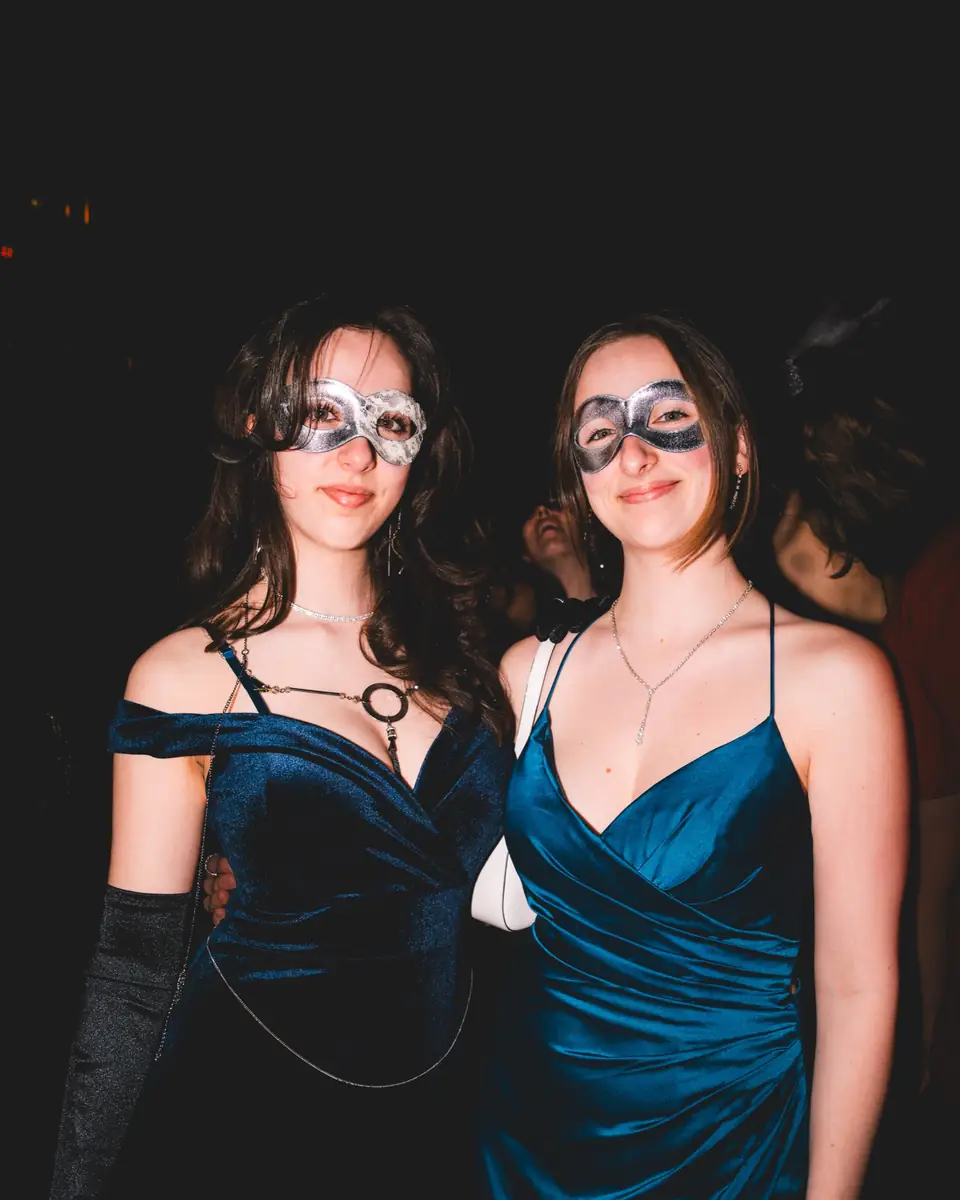 Zwei Frauen in Samtkleidern mit filigranen Masken beim Maskenball Golden Mask in der Flora Köln