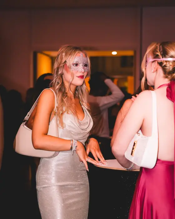 Zwei Frauen in bodenlangen Abendkleidern, Silber und Pink, beim Golden Mask in der Flora Köln