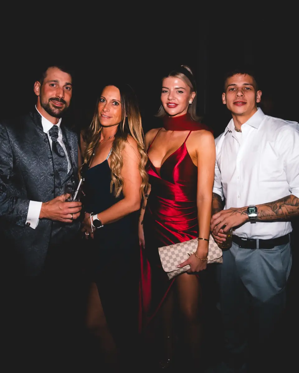 Vier Gäste in Abendgarderobe, Anzug und Cocktailkleid, beim Golden Mask Maskenball in der Flora Köln