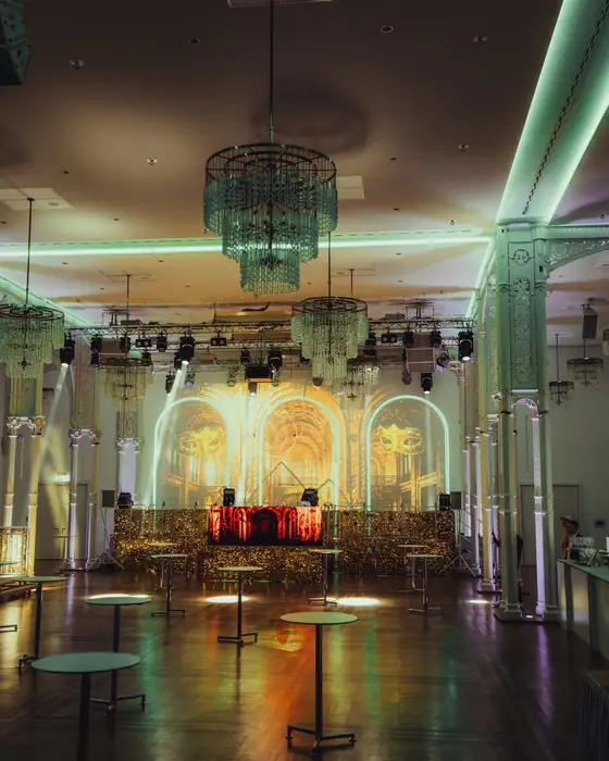 Der leere Festsaal der Flora Köln mit Kronleuchtern kurz vor dem Einlass