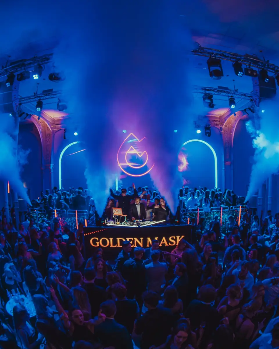 Golden Mask Maskenball in der Flora Köln: der Saal in blauem Licht mit Nebelfontänen und voller Tanzfläche