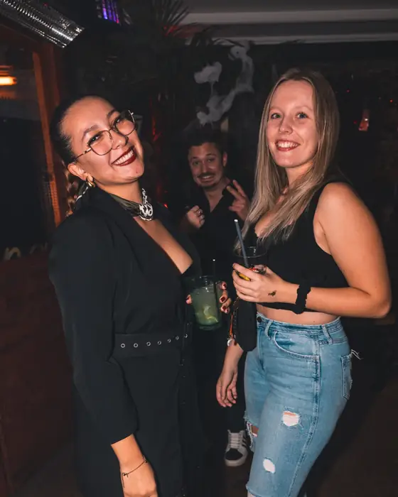 Zwei Freundinnen in schwarzen Outfits in einem Kölner Club bei Spooky Flame