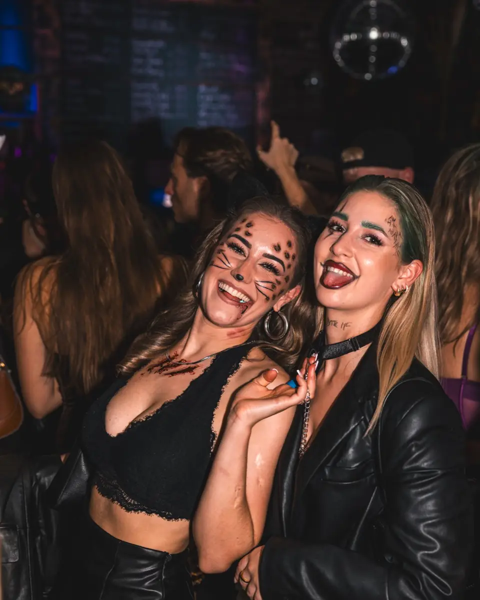 Zwei Freundinnen in schwarzen Club-Outfits mit Lederjacke bei Spooky Flame im Goldfinger Club Köln