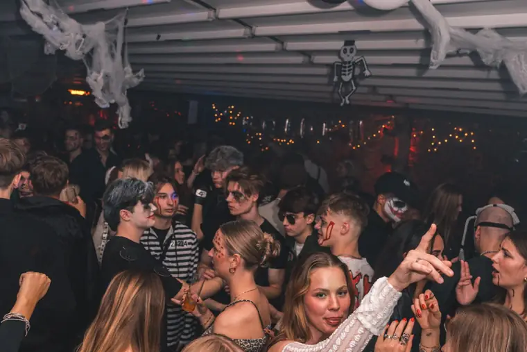 Full dance floor with black and orange balloons at the Halloween night Spooky Flame in Cologne