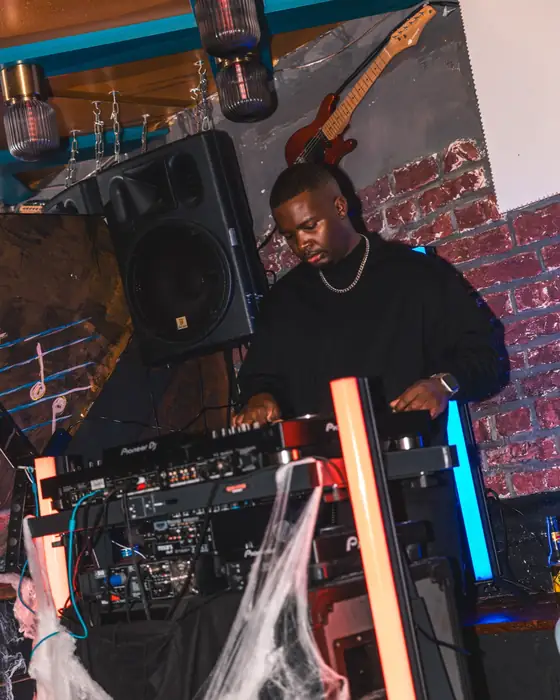 DJ legt hinter einem Pult mit Spinnweben-Deko bei Spooky Flame im Goldfinger Club Köln auf