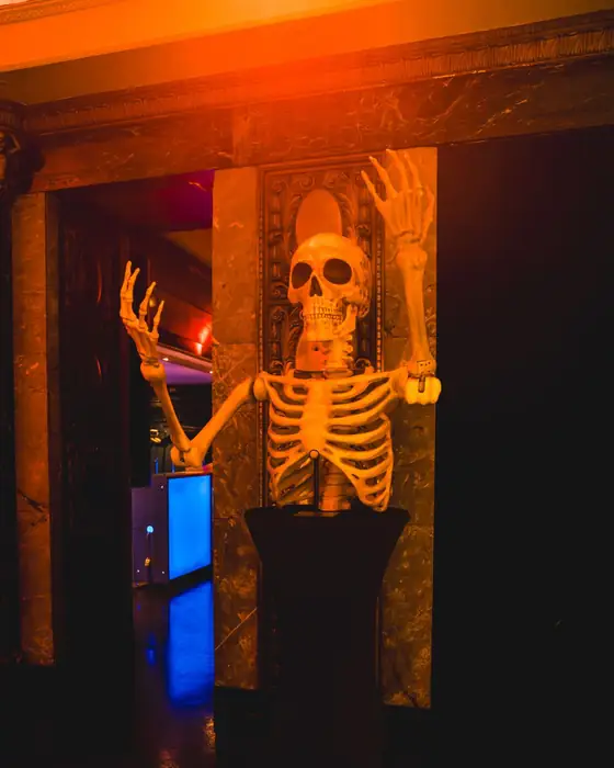 Skelett-Dekoration in warmem Licht bei der Halloween-Nacht Spooky Flame in Köln