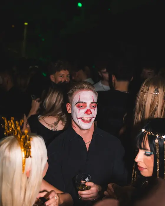 Mann mit weiß geschminktem Clown-Gesicht, roter Nase und roten Akzenten bei Spooky Flame in Köln