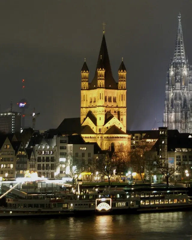 Das Altstadtufer an der Frankenwerft bei Nacht