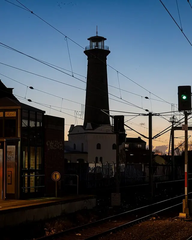 Bahnhof Ehrenfeld mit Heliosturm zur blauen Stunde