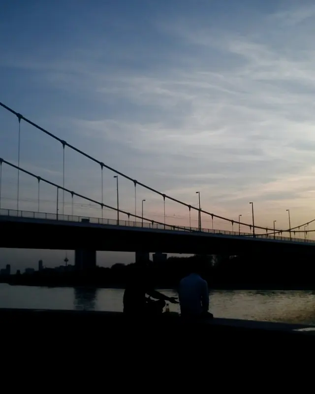 Die Mülheimer Brücke in der Dämmerung