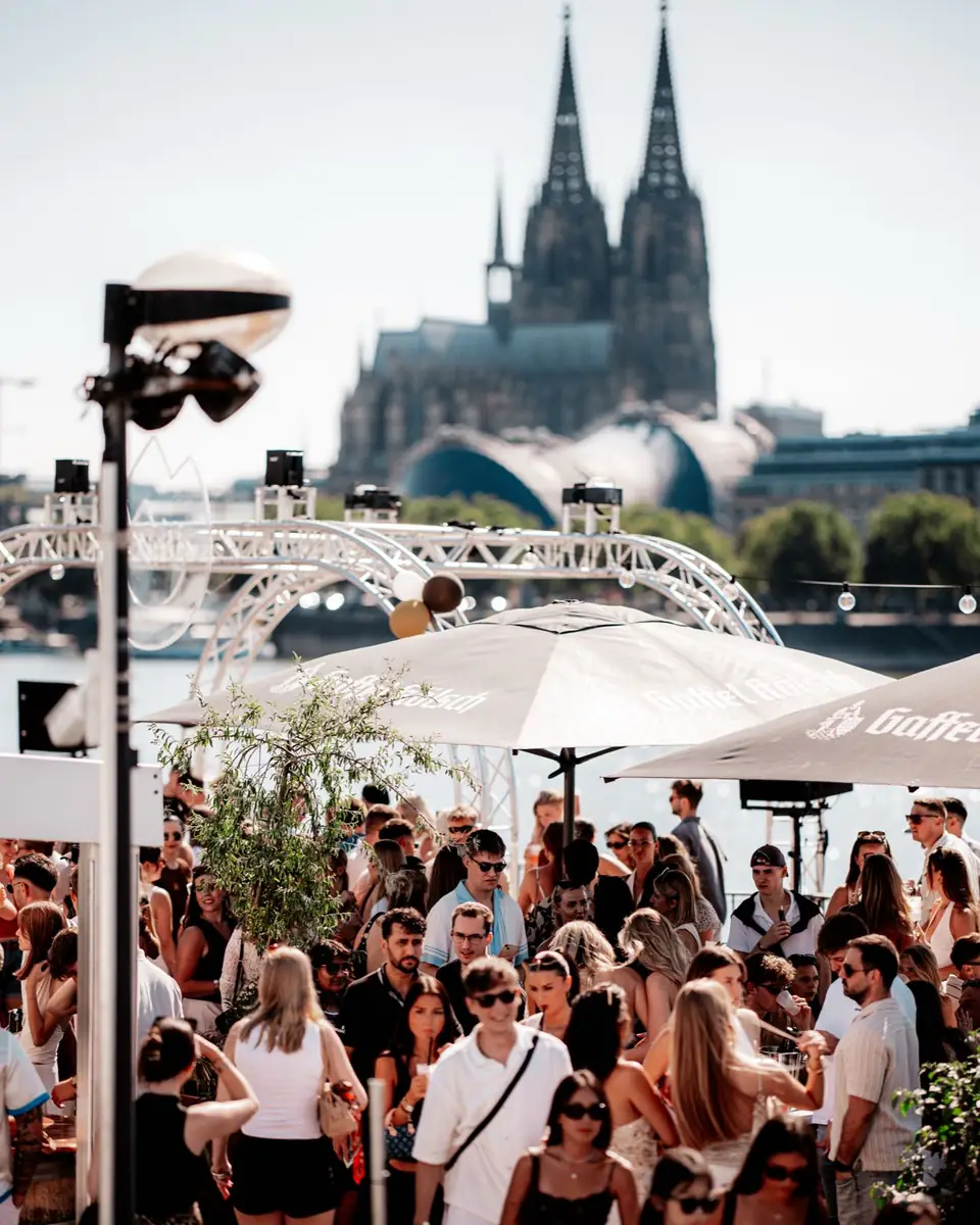 Kölner Dom über der feiernden Crowd an den Rheinterrassen Köln