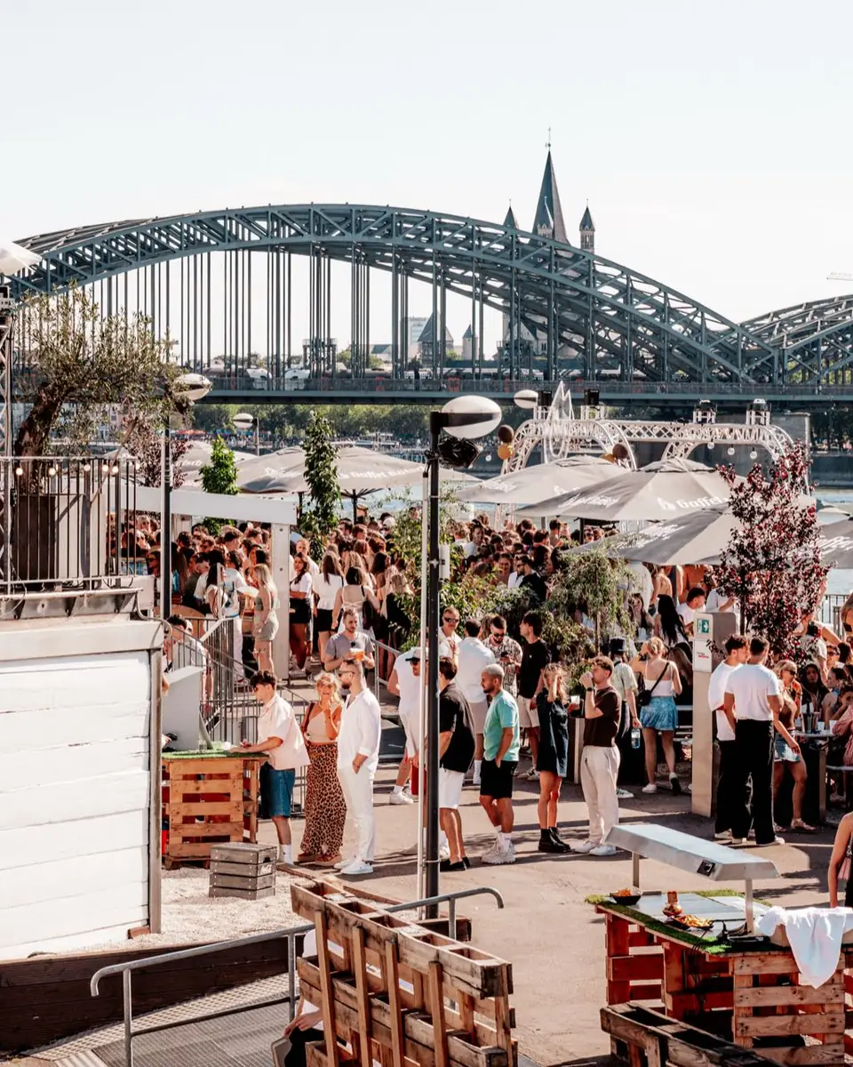 Ruhiger Blick über die Terrasse am Rhein auf die Hohenzollernbrücke in Köln