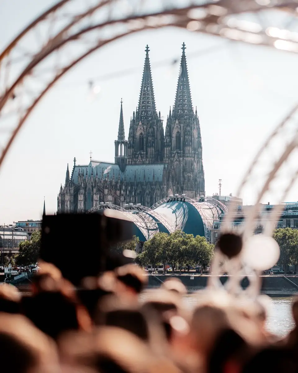 Kölner Dom eingerahmt vom Bühnenbogen an den Rheinterrassen Köln