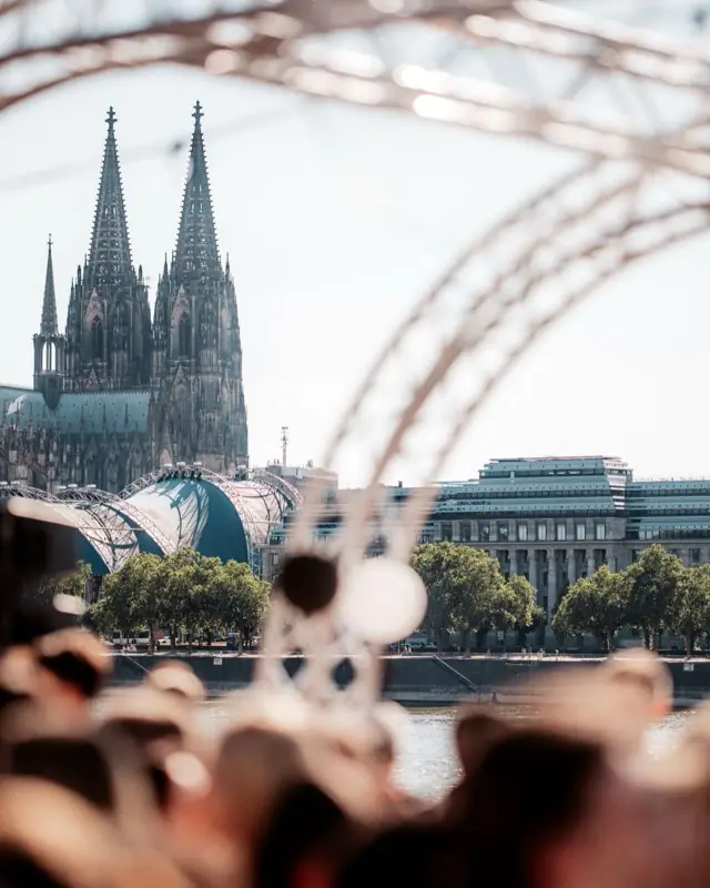 Sommer Open Air Köln an den Rheinterrassen: Golden Flame Party mit Blick auf den Kölner Dom