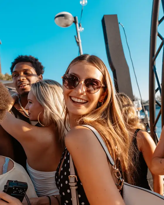Frau mit Sonnenbrille lacht im Abendlicht beim Golden Flame Open-Air in Köln