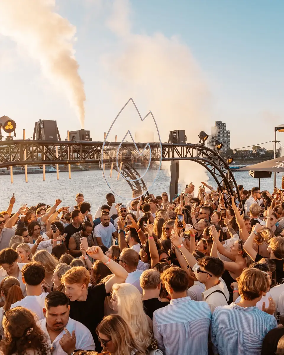 Nebelfontänen über der tanzenden Crowd beim Golden Flame Mid Summer an den Rheinterrassen Köln