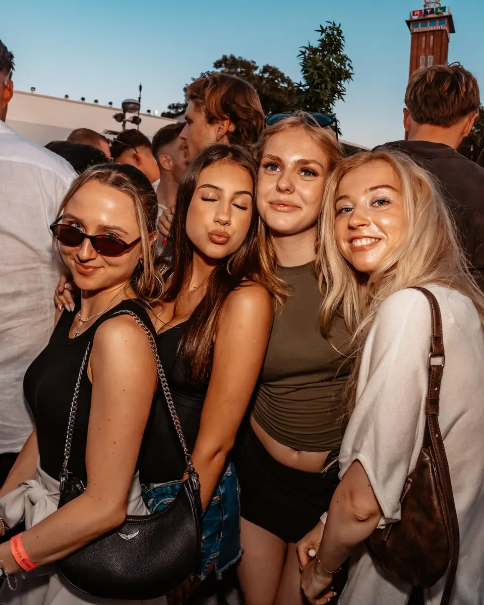 Freundinnen-Gruppe mitten in der Crowd beim Golden Flame Mid Summer an den Rheinterrassen Köln