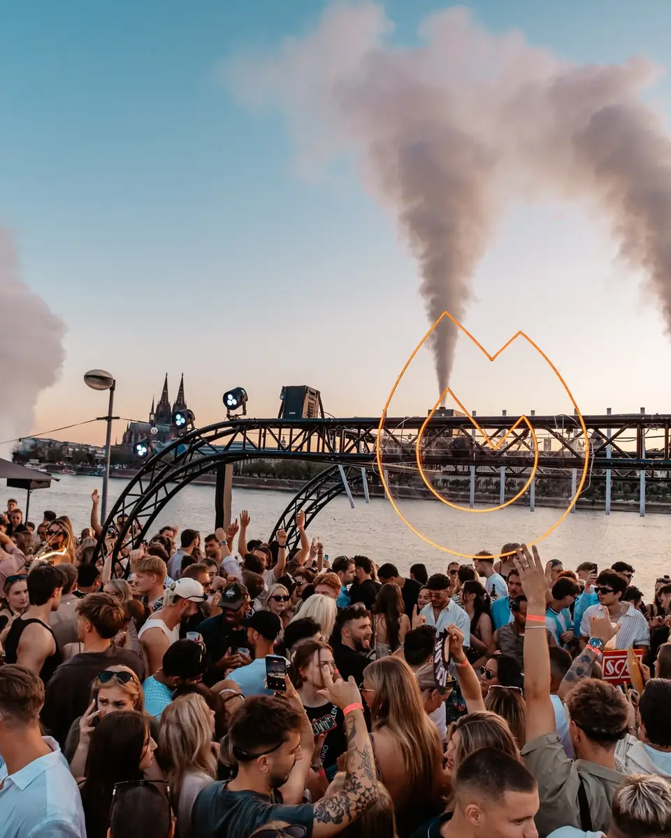 Golden Flame Open-Air an den Rheinterrassen Köln: Flammen-Bogen, Nebelfontänen und Crowd am Rhein