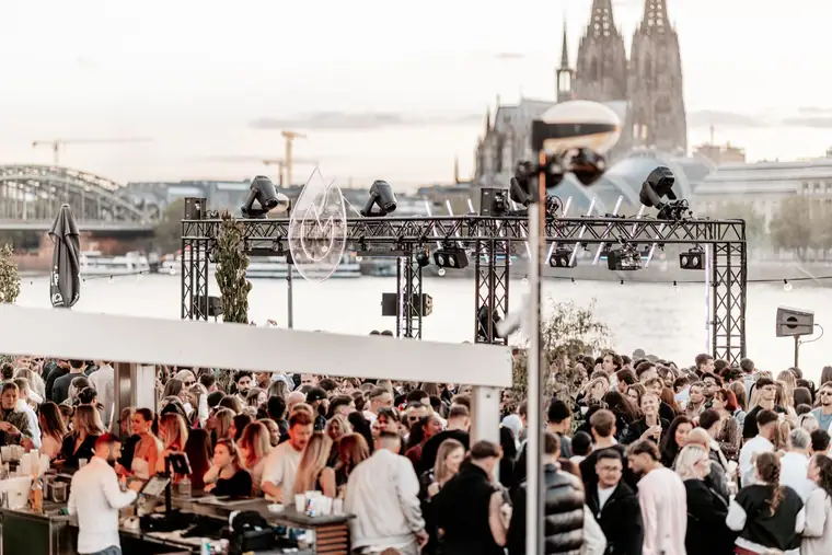 Warmes Abendlicht über dem Rhein in Köln mit Blick auf den Dom