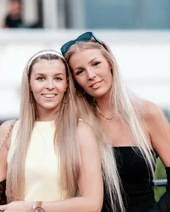 Zwei Freundinnen mit langen offenen Haaren und Haarreif beim Golden Flame Summer Opening
