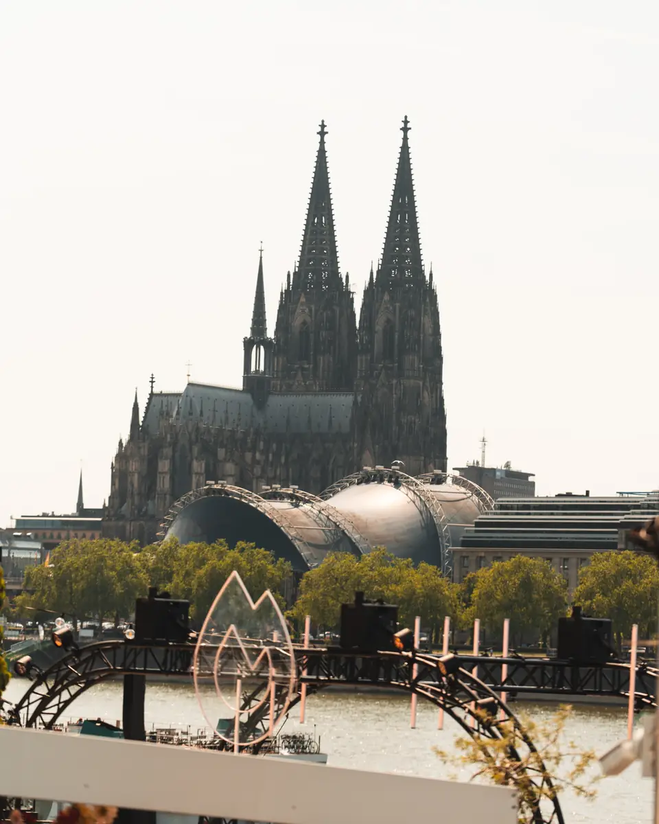 Der Kölner Dom im weichen Abendlicht, gesehen über den Rhein von den Rheinterrassen