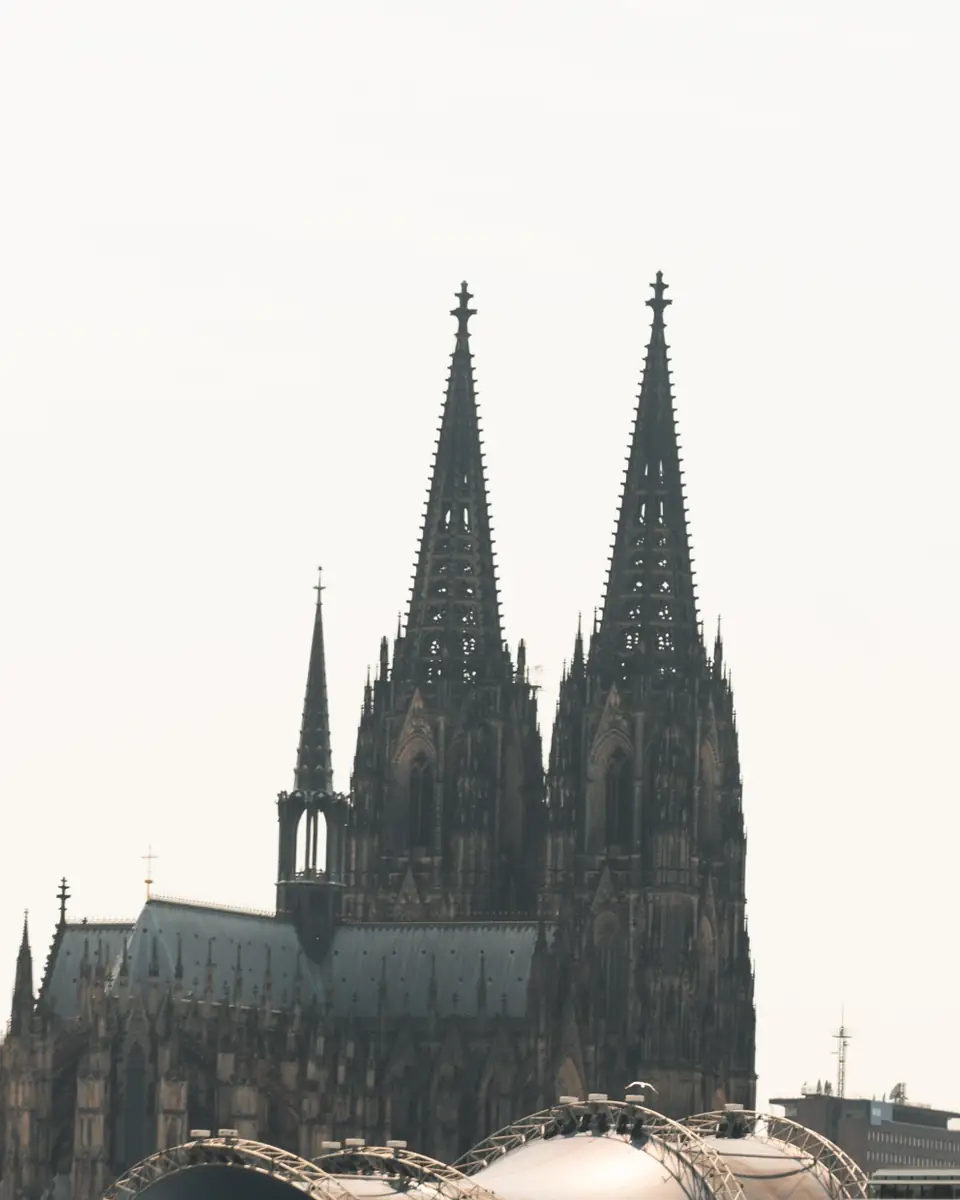 Der Kölner Dom im weichen Abendlicht, gesehen über den Rhein