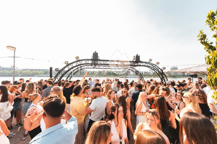 Weite Crowd unter dem Bühnenbogen am Rhein bei Tageslicht beim Summer Opening Köln