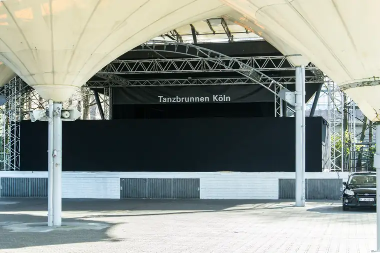 Die Open-Air-Bühne am Tanzbrunnen Köln unter dem weißen Membrandach, davor die leere Fläche für das Publikum