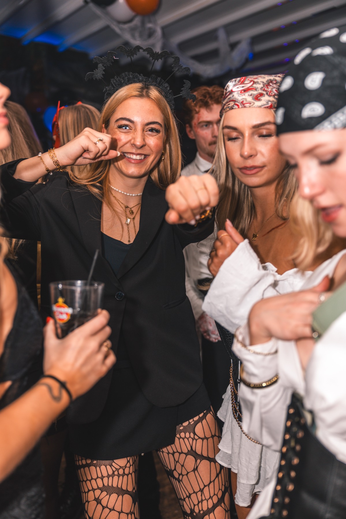 Elegantes Halloween-Kostüm in Köln: schwarzer Blazer mit Fledermaus-Haarreif bei der Spooky Flame Halloween-Party