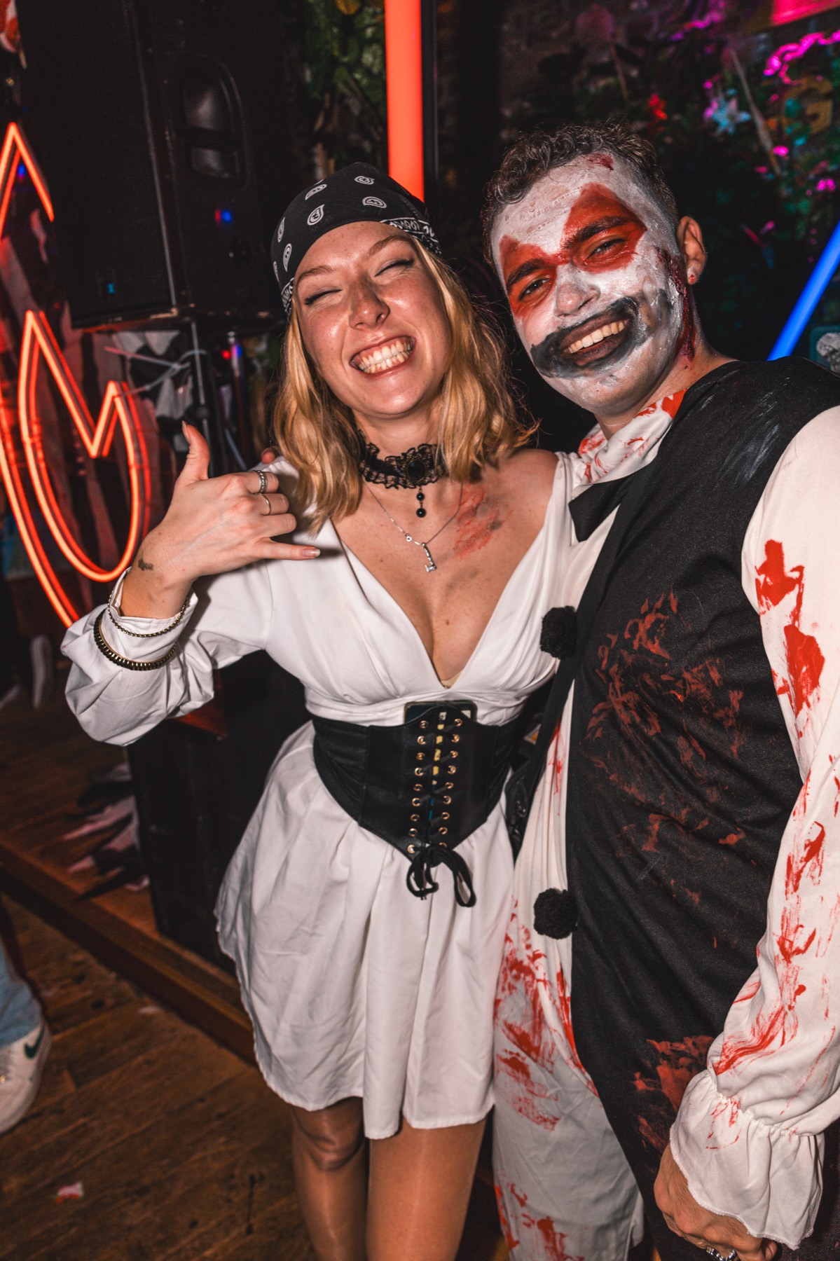 Paar-Kostüm an Halloween in Köln: Piratin und Horror-Clown vor der Neon-Flamme bei Spooky Flame im Goldfinger Club