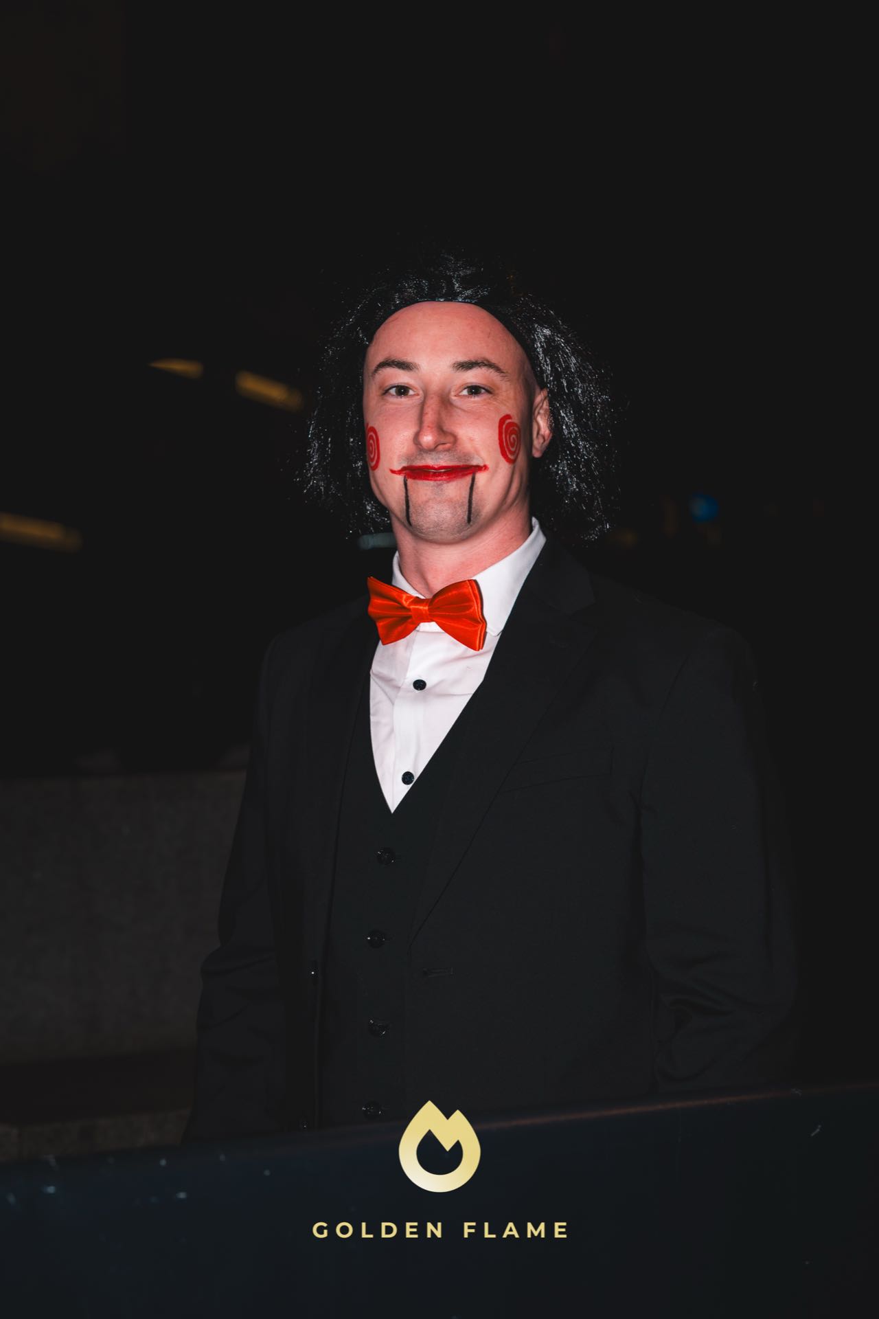 Halloween-Kostüm für Männer: dunkler Anzug mit roter Fliege und Film-Make-up bei Spooky Flame in Köln
