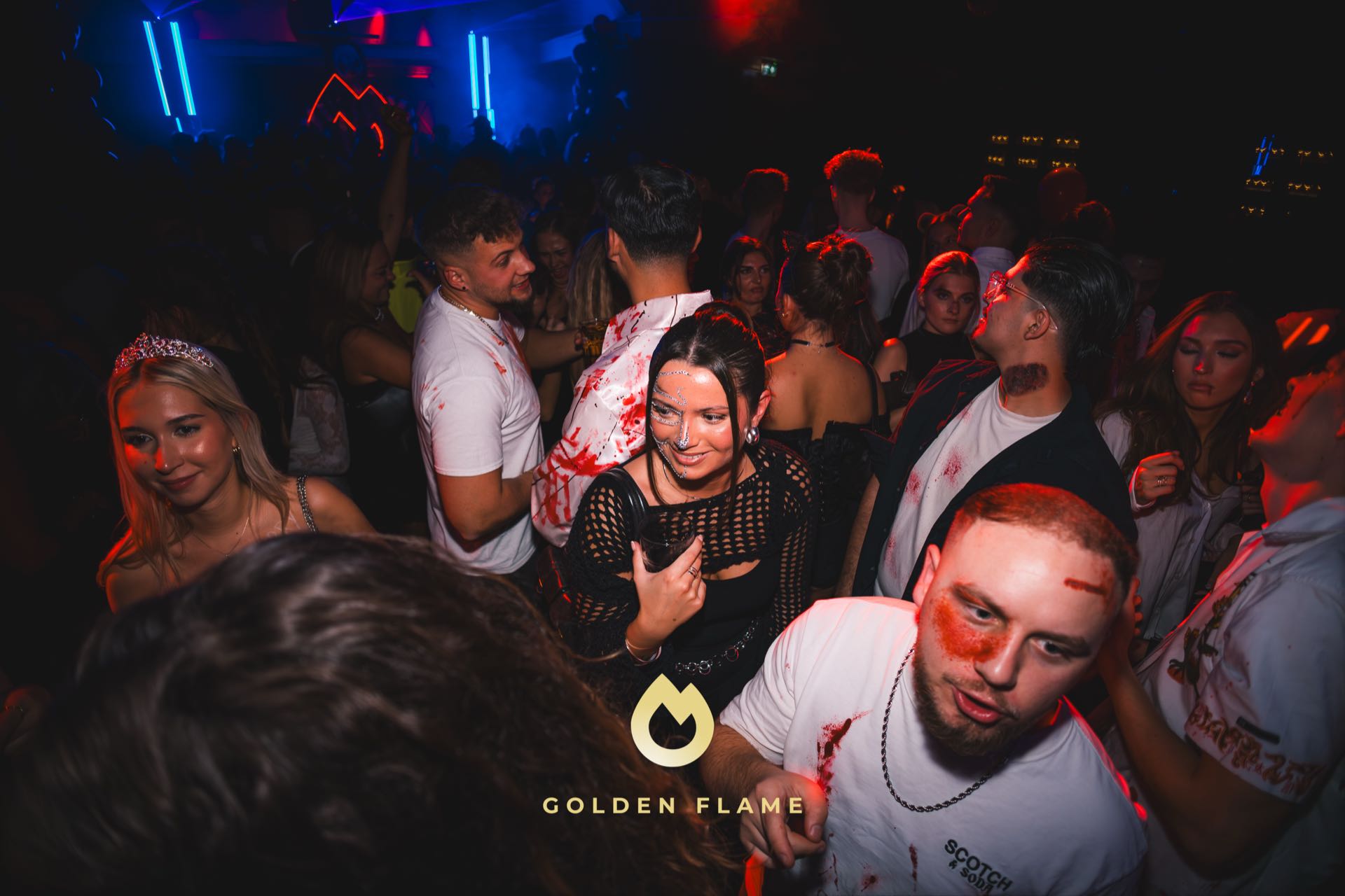 Dicht gefüllte Tanzfläche mit kostümierten Gästen und Diadem bei der Halloween-Party Spooky Flame in Köln