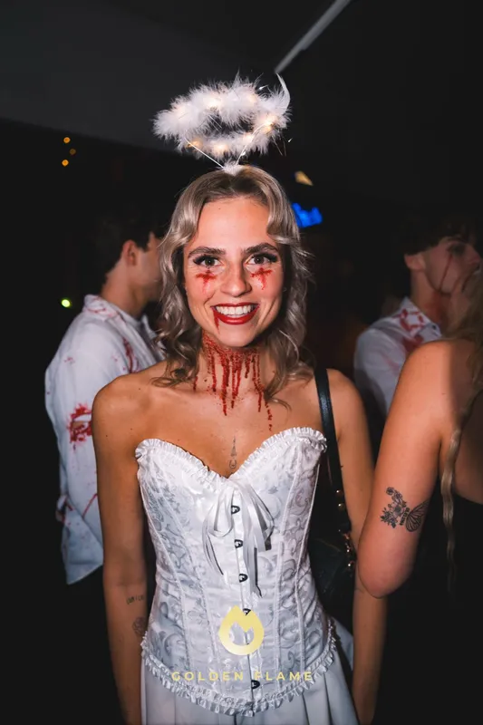 Gefallener Engel mit Heiligenschein, weißer Corsage und Kunstblut am Mund bei Spooky Flame im Wartesaal am Dom